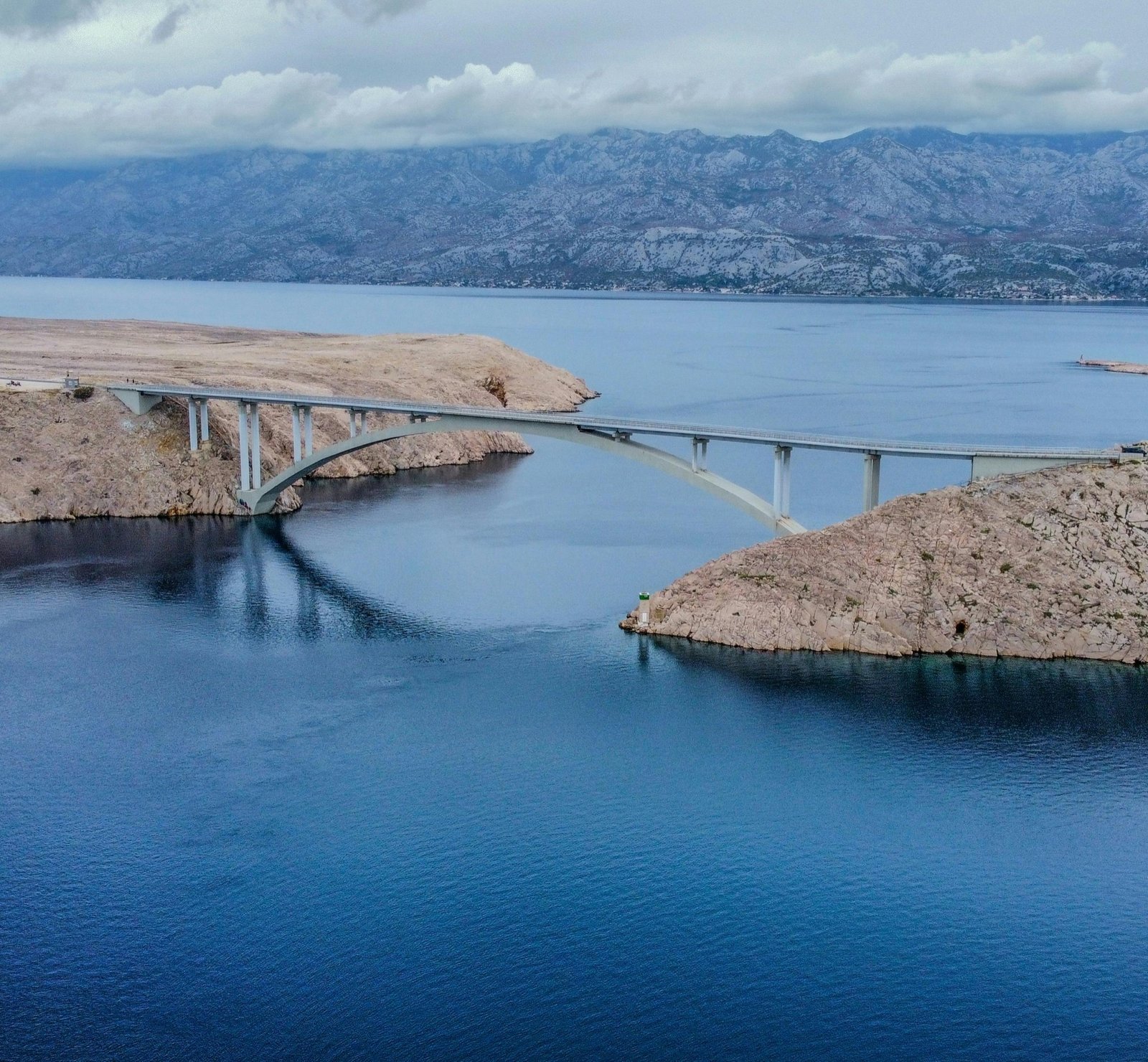 Route panoramique vers le pont de Pag depuis Zadar