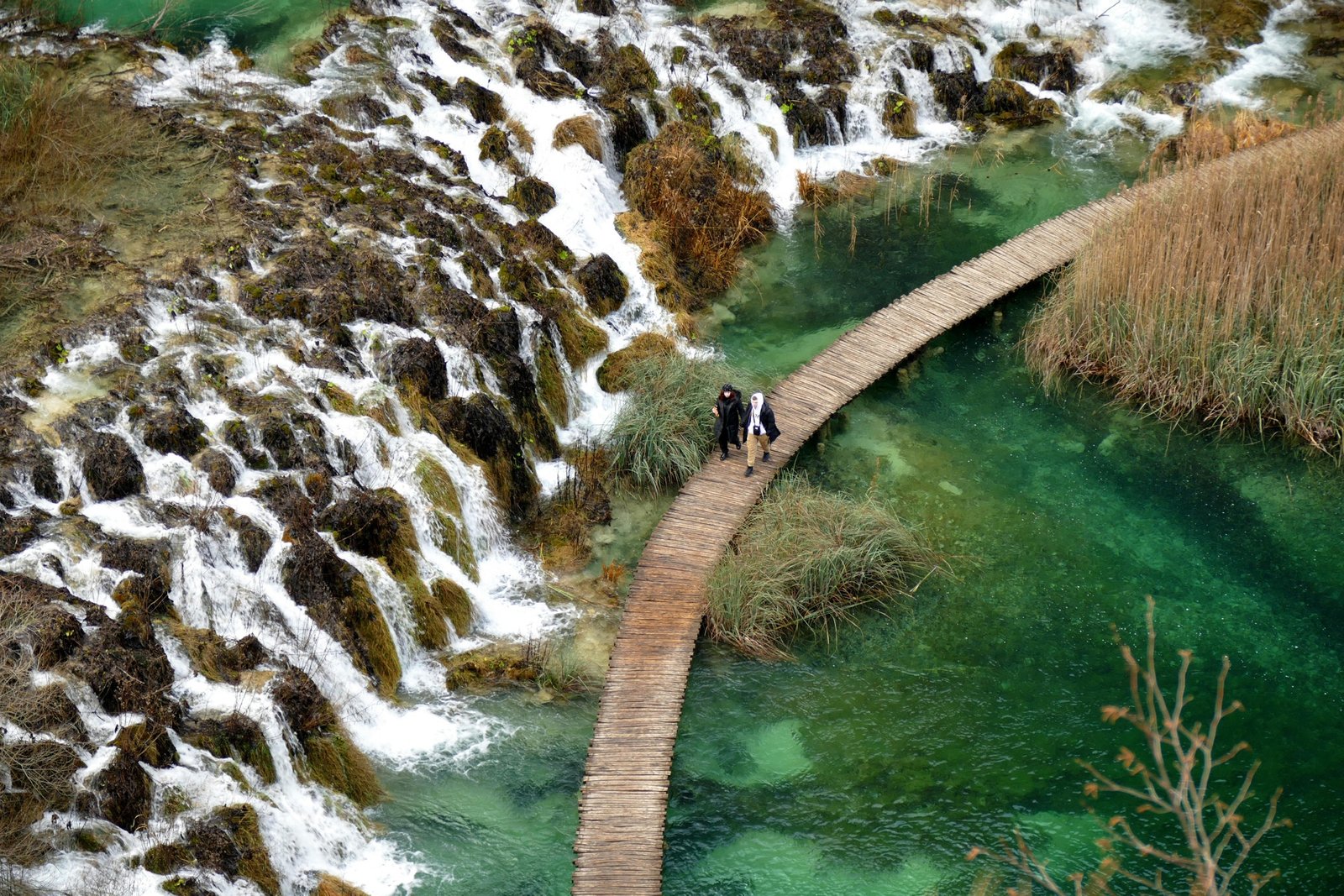 Lacs de Plitvice, passerelles et cascades