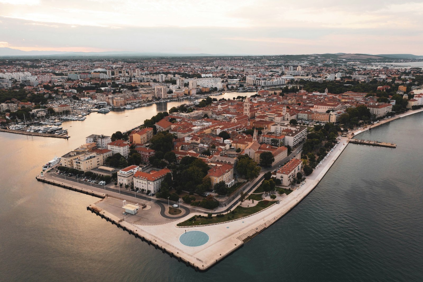 Vieille ville et front de mer de Zadar vus du ciel